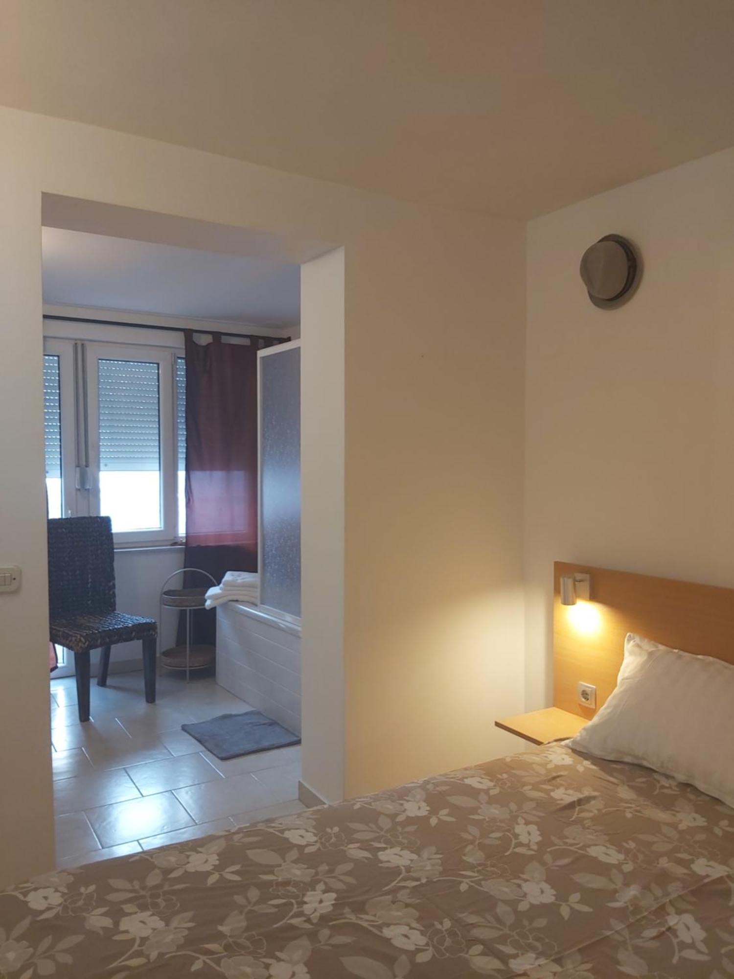 Apartman Luce With Shared Pool Zadar Exterior photo